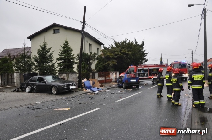 Zdjęcie w galerii na portalu naszraciborz.pl: Tragiczne w skutkach zderzenie fiata uno i BMW na Starowiejskiej FOTO wiadomości z regionu
