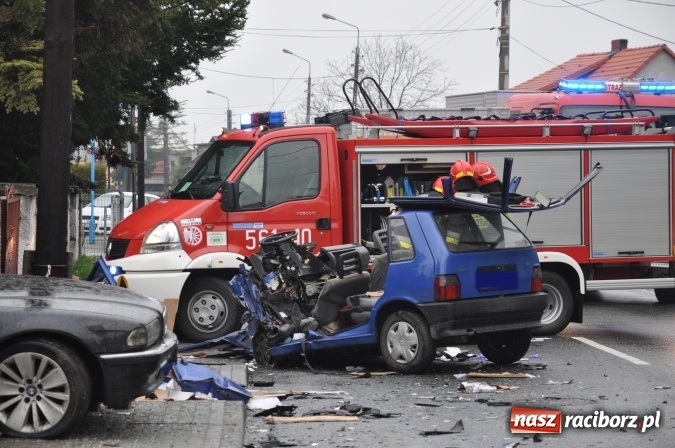 Zdjęcie w galerii na portalu naszraciborz.pl: Tragiczne w skutkach zderzenie fiata uno i BMW na Starowiejskiej FOTO wiadomości z regionu