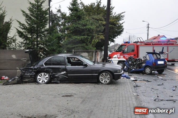 Zdjęcie w galerii na portalu naszraciborz.pl: Tragiczne w skutkach zderzenie fiata uno i BMW na Starowiejskiej FOTO wiadomości z regionu
