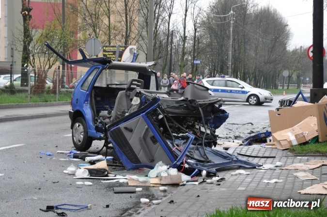 Zdjęcie w galerii na portalu naszraciborz.pl: Tragiczne w skutkach zderzenie fiata uno i BMW na Starowiejskiej FOTO wiadomości z regionu