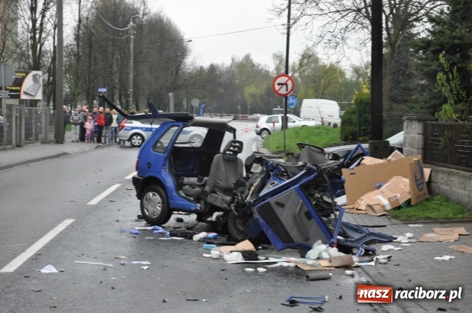Zdjęcie w galerii na portalu naszraciborz.pl: Tragiczne w skutkach zderzenie fiata uno i BMW na Starowiejskiej FOTO wiadomości z regionu