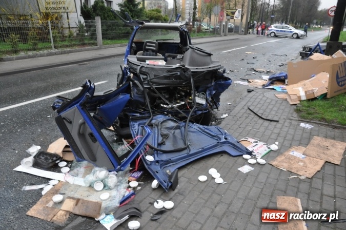 Zdjęcie w galerii na portalu naszraciborz.pl: Tragiczne w skutkach zderzenie fiata uno i BMW na Starowiejskiej FOTO wiadomości z regionu
