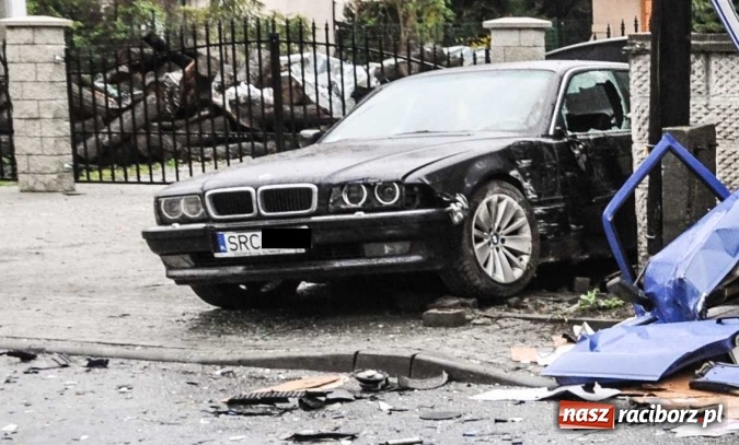 Zdjęcie w galerii na portalu naszraciborz.pl: Tragiczne w skutkach zderzenie fiata uno i BMW na Starowiejskiej FOTO wiadomości z regionu