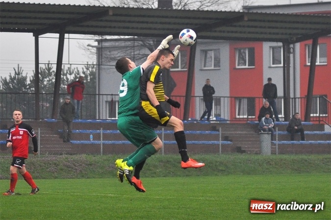 Zdjęcie w galerii na portalu naszraciborz.pl: Gol w ostatniej minucie na wagę zwycięstwa wiadomości z regionu