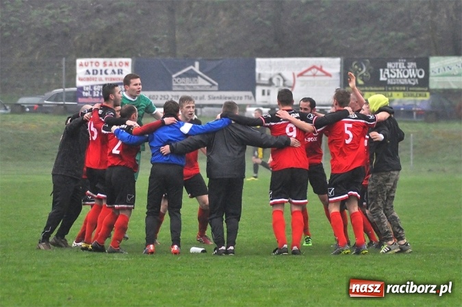 Zdjęcie w galerii na portalu naszraciborz.pl: Gol w ostatniej minucie na wagę zwycięstwa wiadomości z regionu