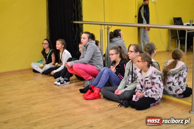 Zdjęcie w galerii na portalu naszraciborz.pl: Tańce, walki i gry, czyli Dzień Otwarty w G5 wiadomości z regionu