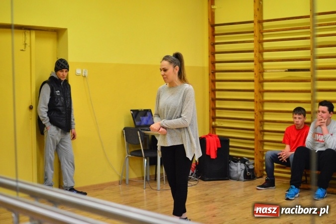 Zdjęcie w galerii na portalu naszraciborz.pl: Tańce, walki i gry, czyli Dzień Otwarty w G5 wiadomości z regionu