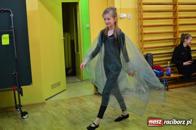 Zdjęcie w galerii na portalu naszraciborz.pl: Tańce, walki i gry, czyli Dzień Otwarty w G5 wiadomości z regionu