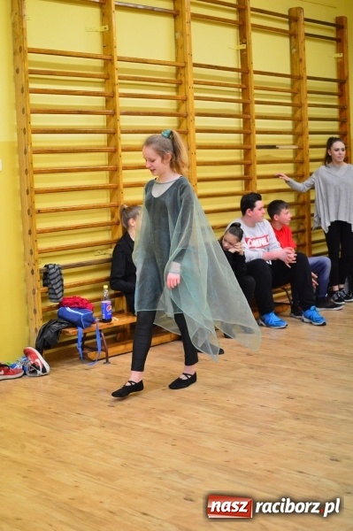 Zdjęcie w galerii na portalu naszraciborz.pl: Tańce, walki i gry, czyli Dzień Otwarty w G5 wiadomości z regionu