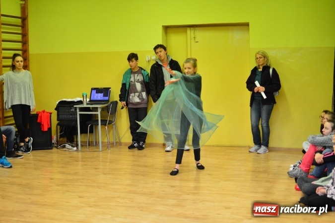 Zdjęcie w galerii na portalu naszraciborz.pl: Tańce, walki i gry, czyli Dzień Otwarty w G5 wiadomości z regionu