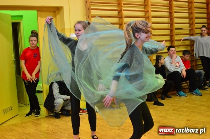 Zdjęcie w galerii na portalu naszraciborz.pl: Tańce, walki i gry, czyli Dzień Otwarty w G5 wiadomości z regionu