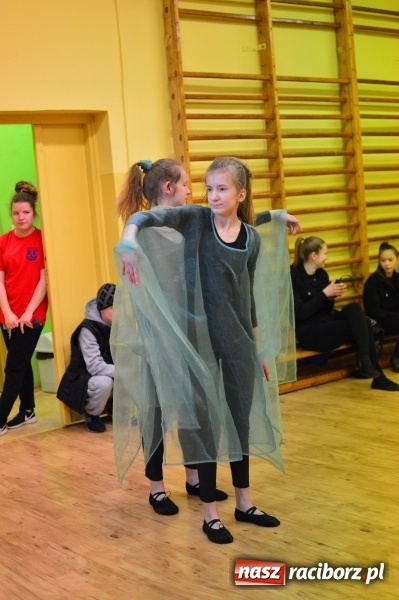 Zdjęcie w galerii na portalu naszraciborz.pl: Tańce, walki i gry, czyli Dzień Otwarty w G5 wiadomości z regionu