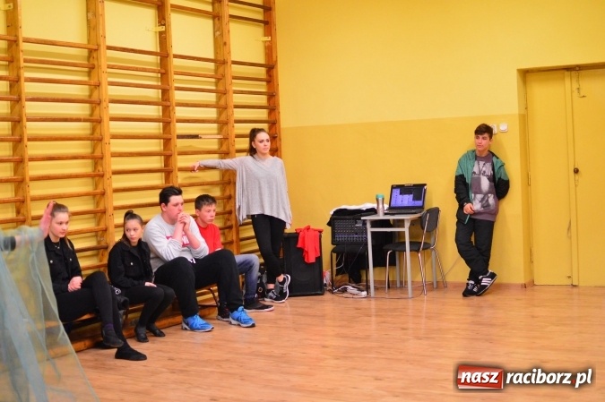 Zdjęcie w galerii na portalu naszraciborz.pl: Tańce, walki i gry, czyli Dzień Otwarty w G5 wiadomości z regionu