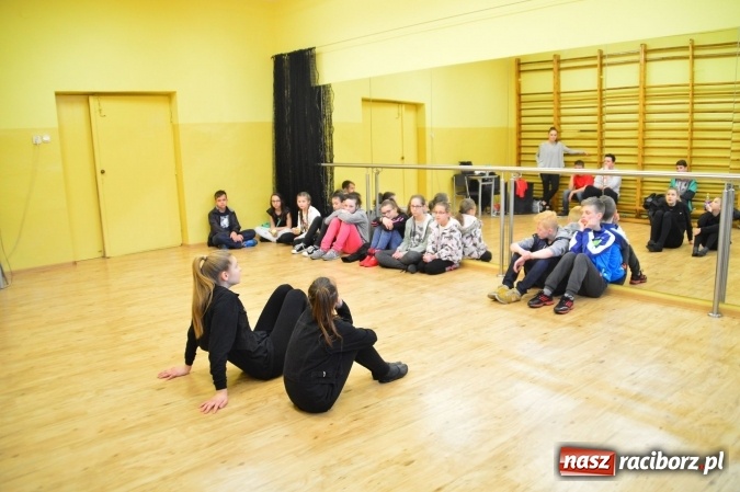 Zdjęcie w galerii na portalu naszraciborz.pl: Tańce, walki i gry, czyli Dzień Otwarty w G5 wiadomości z regionu