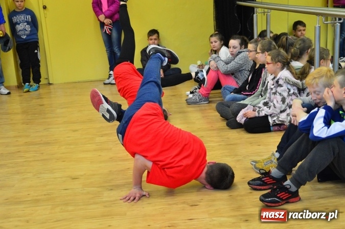 Zdjęcie w galerii na portalu naszraciborz.pl: Tańce, walki i gry, czyli Dzień Otwarty w G5 wiadomości z regionu