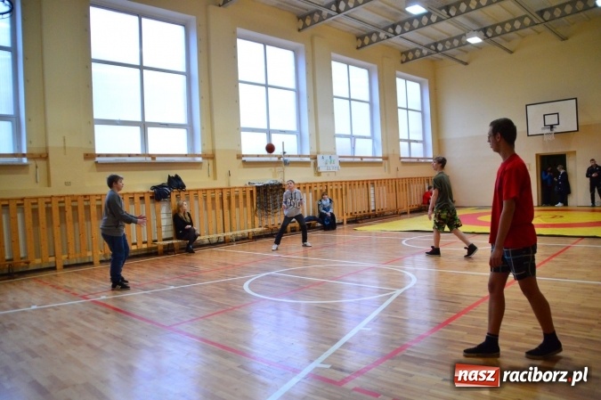 Zdjęcie w galerii na portalu naszraciborz.pl: Tańce, walki i gry, czyli Dzień Otwarty w G5 wiadomości z regionu