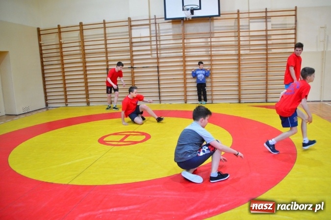 Zdjęcie w galerii na portalu naszraciborz.pl: Tańce, walki i gry, czyli Dzień Otwarty w G5 wiadomości z regionu