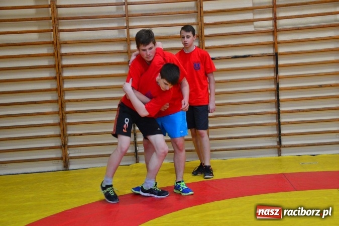 Zdjęcie w galerii na portalu naszraciborz.pl: Tańce, walki i gry, czyli Dzień Otwarty w G5 wiadomości z regionu