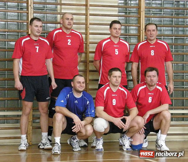 Zdjęcie w galerii na portalu naszraciborz.pl: Determinacja i ambicja w walce siatkarzy amatorów wiadomości z regionu