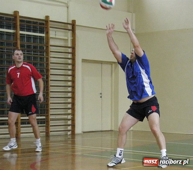 Zdjęcie w galerii na portalu naszraciborz.pl: Determinacja i ambicja w walce siatkarzy amatorów wiadomości z regionu