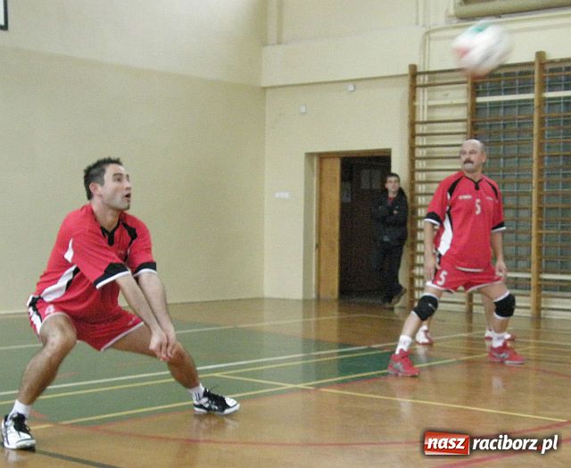 Zdjęcie w galerii na portalu naszraciborz.pl: Determinacja i ambicja w walce siatkarzy amatorów wiadomości z regionu