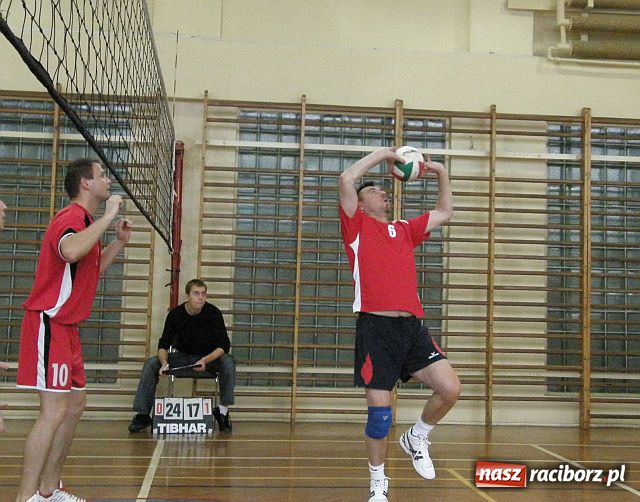 Zdjęcie w galerii na portalu naszraciborz.pl: Determinacja i ambicja w walce siatkarzy amatorów wiadomości z regionu