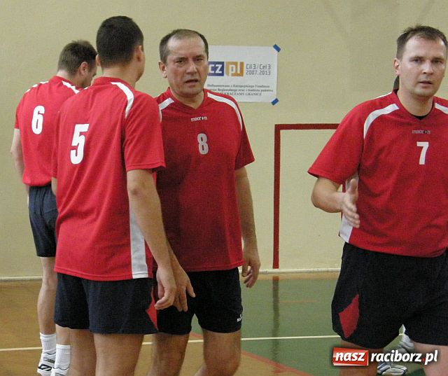 Zdjęcie w galerii na portalu naszraciborz.pl: Determinacja i ambicja w walce siatkarzy amatorów wiadomości z regionu