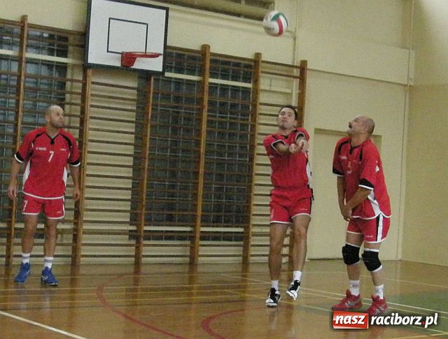 Zdjęcie w galerii na portalu naszraciborz.pl: Determinacja i ambicja w walce siatkarzy amatorów wiadomości z regionu