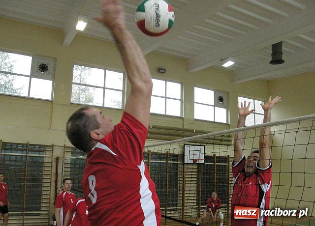 Zdjęcie w galerii na portalu naszraciborz.pl: Determinacja i ambicja w walce siatkarzy amatorów wiadomości z regionu