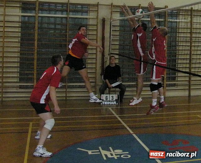 Zdjęcie w galerii na portalu naszraciborz.pl: Determinacja i ambicja w walce siatkarzy amatorów wiadomości z regionu