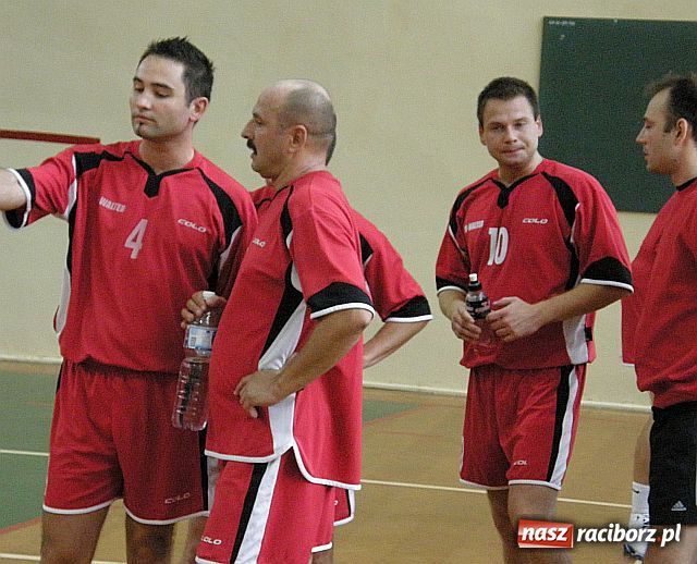Zdjęcie w galerii na portalu naszraciborz.pl: Determinacja i ambicja w walce siatkarzy amatorów wiadomości z regionu
