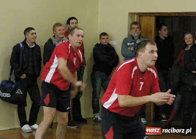 Zdjęcie w galerii na portalu naszraciborz.pl: Determinacja i ambicja w walce siatkarzy amatorów wiadomości z regionu