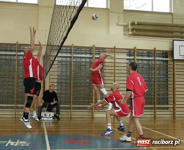 Zdjęcie w galerii na portalu naszraciborz.pl: Determinacja i ambicja w walce siatkarzy amatorów wiadomości z regionu