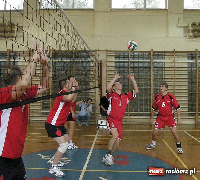 Zdjęcie w galerii na portalu naszraciborz.pl: Determinacja i ambicja w walce siatkarzy amatorów wiadomości z regionu