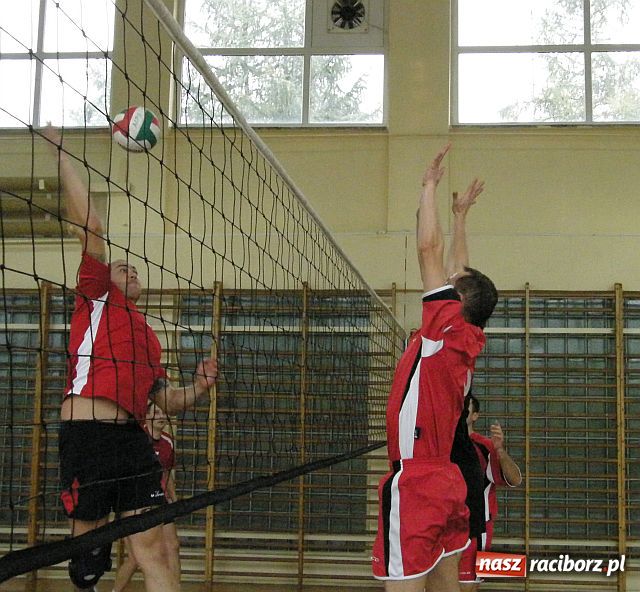 Zdjęcie w galerii na portalu naszraciborz.pl: Determinacja i ambicja w walce siatkarzy amatorów wiadomości z regionu