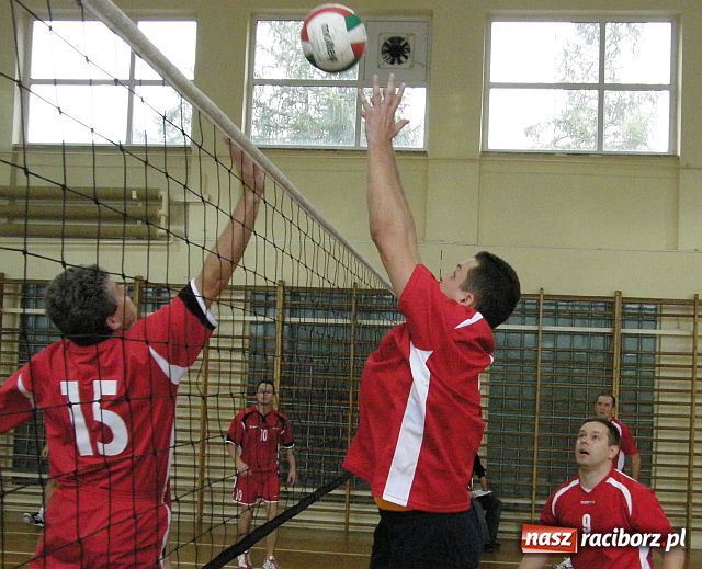 Zdjęcie w galerii na portalu naszraciborz.pl: Determinacja i ambicja w walce siatkarzy amatorów wiadomości z regionu