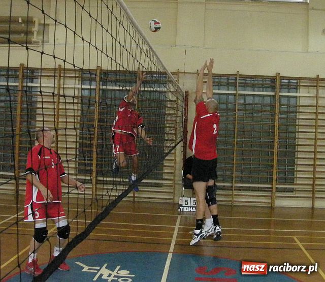 Zdjęcie w galerii na portalu naszraciborz.pl: Determinacja i ambicja w walce siatkarzy amatorów wiadomości z regionu
