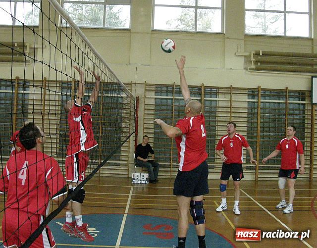 Zdjęcie w galerii na portalu naszraciborz.pl: Determinacja i ambicja w walce siatkarzy amatorów wiadomości z regionu