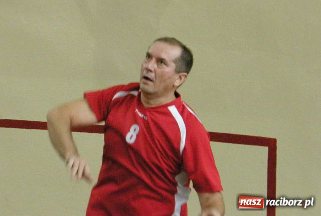 Zdjęcie w galerii na portalu naszraciborz.pl: Determinacja i ambicja w walce siatkarzy amatorów wiadomości z regionu