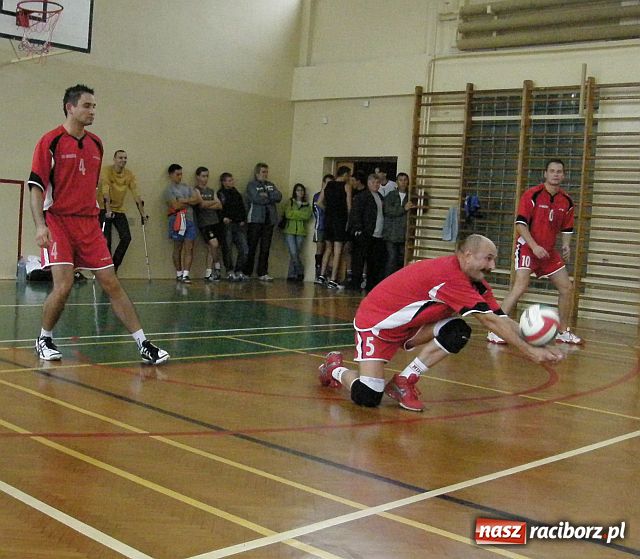 Zdjęcie w galerii na portalu naszraciborz.pl: Determinacja i ambicja w walce siatkarzy amatorów wiadomości z regionu