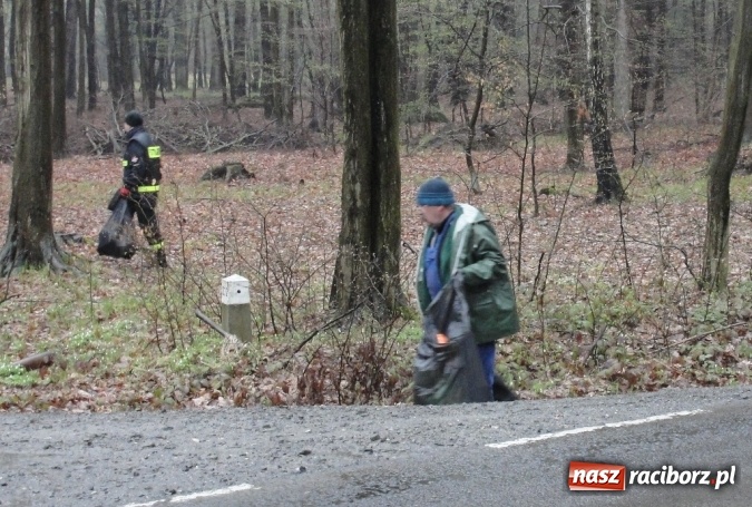 Zdjęcie w galerii na portalu naszraciborz.pl: Trzydzieści worków śmieci i dwie tony złomu! Sukces w ulewnym deszczu  wiadomości z regionu