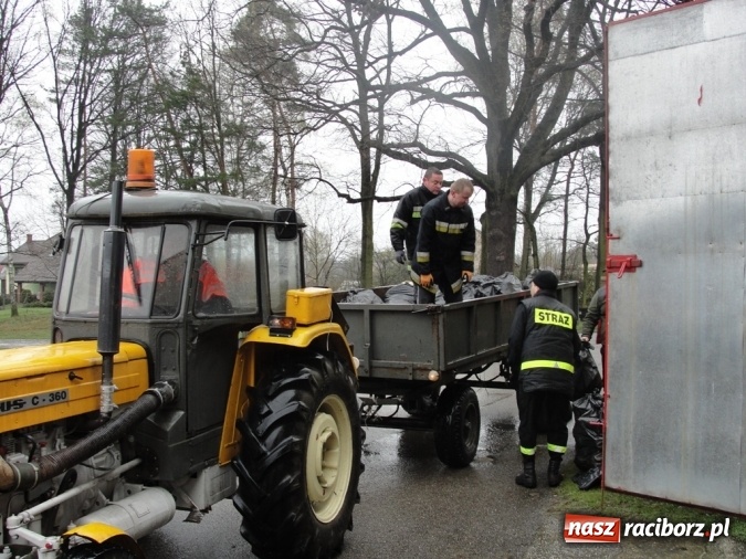 Zdjęcie w galerii na portalu naszraciborz.pl: Trzydzieści worków śmieci i dwie tony złomu! Sukces w ulewnym deszczu  wiadomości z regionu