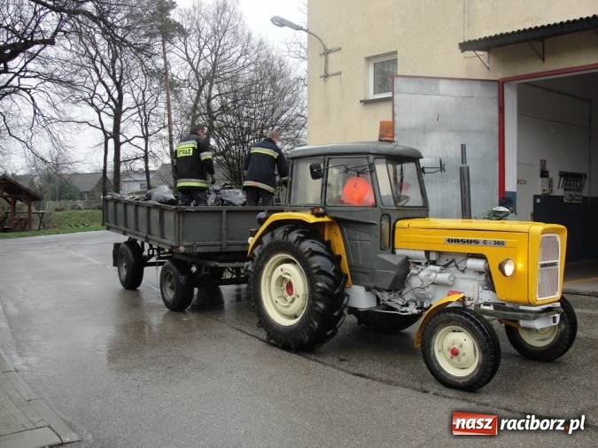 Zdjęcie w galerii na portalu naszraciborz.pl: Trzydzieści worków śmieci i dwie tony złomu! Sukces w ulewnym deszczu  wiadomości z regionu