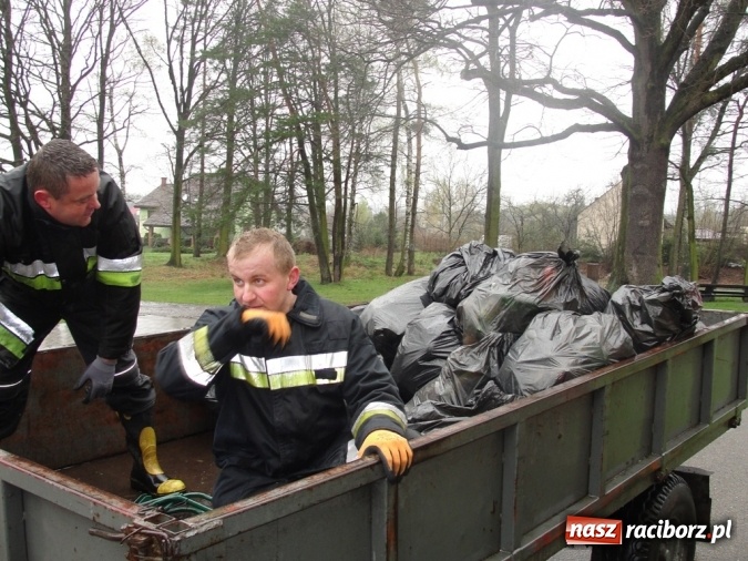 Zdjęcie w galerii na portalu naszraciborz.pl: Trzydzieści worków śmieci i dwie tony złomu! Sukces w ulewnym deszczu  wiadomości z regionu