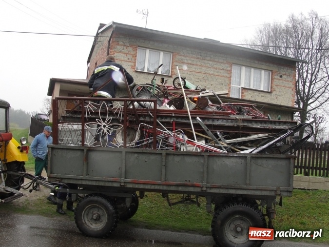 Zdjęcie w galerii na portalu naszraciborz.pl: Trzydzieści worków śmieci i dwie tony złomu! Sukces w ulewnym deszczu  wiadomości z regionu
