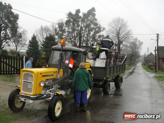 Zdjęcie w galerii na portalu naszraciborz.pl: Trzydzieści worków śmieci i dwie tony złomu! Sukces w ulewnym deszczu  wiadomości z regionu