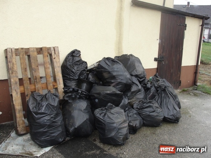 Zdjęcie w galerii na portalu naszraciborz.pl: Trzydzieści worków śmieci i dwie tony złomu! Sukces w ulewnym deszczu  wiadomości z regionu