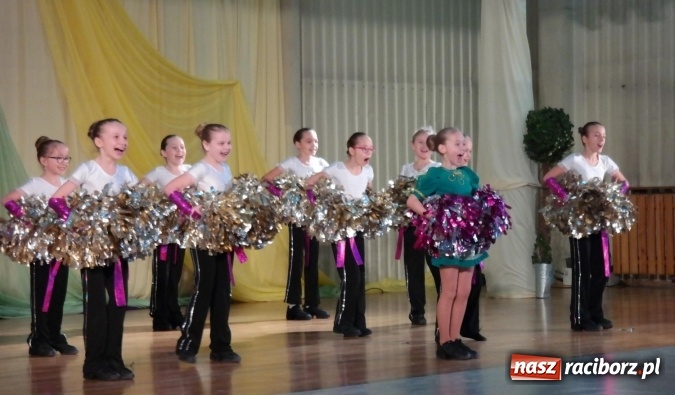 Zdjęcie w galerii na portalu naszraciborz.pl: Mażoretki z Zawady Ks. z pucharami w Marklowicach   wiadomości z regionu