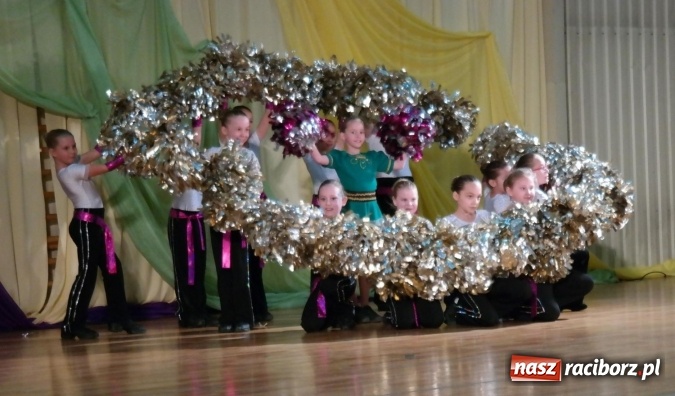 Zdjęcie w galerii na portalu naszraciborz.pl: Mażoretki z Zawady Ks. z pucharami w Marklowicach   wiadomości z regionu