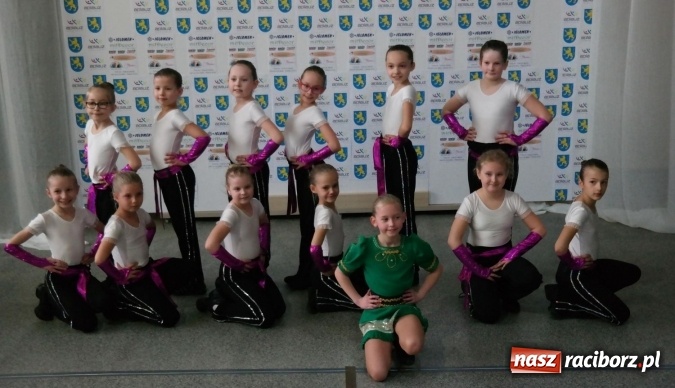 Zdjęcie w galerii na portalu naszraciborz.pl: Mażoretki z Zawady Ks. z pucharami w Marklowicach   wiadomości z regionu